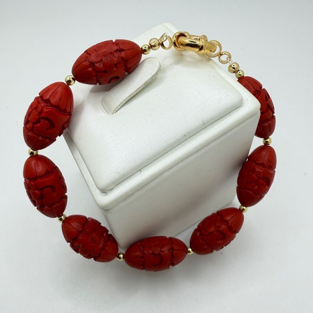 Practically new! Vintage 22x12mm Cinnabar beaded bracelet w/ gold tone hardware!